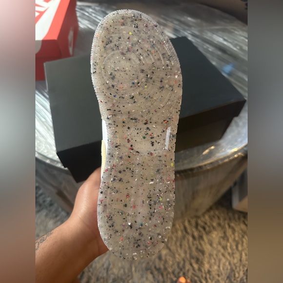 Air Jordan Mids - Picture 4 of 4